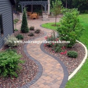 Lối đi sân vườn trang trí bằng sỏi đỏ bóng