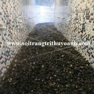 Khu vực massage chân của resort được rải bằng sỏi đen bóng