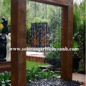 Thác nước của resort được trang trí bằng sỏi đen bóng