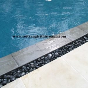Tạo điểm nhấn cho hồ bơi bằng sỏi đen bóng