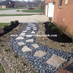 Cảnh quan biệt thự sân vườn trang trí bằng sỏi đen tự nhiên