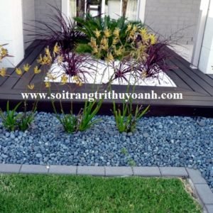 Tiểu cảnh trước hiên nhà trang trí bằng sỏi đen tự nhiên