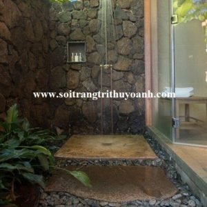 Sỏi đen tự nhiên trang trí phòng tắm ngoài trời đưa bạn về với thiên nhiên