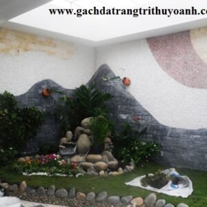 Không gian giếng trời được trang trí bằng đá sỏi hồng tự nhiên