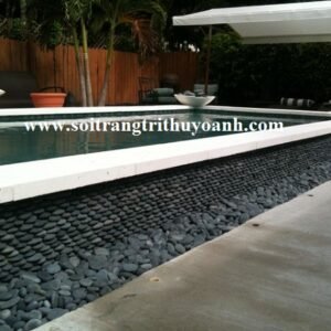 Sỏi đen tự nhiên trang trí xung quanh bể bơi