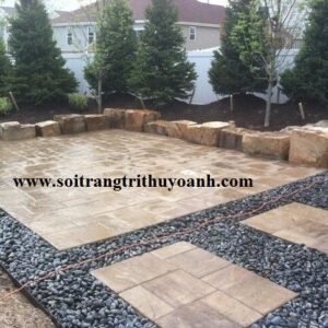 Tiểu cảnh sân vườn được trang trí bằng sỏi đen tự nhiên