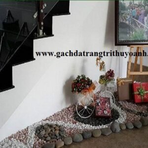 Tiểu cảnh cầu thang được trang trí bằng đá sỏi hồng tự nhiên