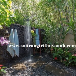Phòng tắm ngoài trời trang trí bằng sỏi đen tự nhiên mang lại