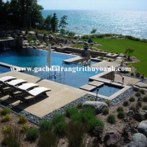 Nổi bật hơn với sỏi đen tự nhiên trang trí xung quanh hồ bơi