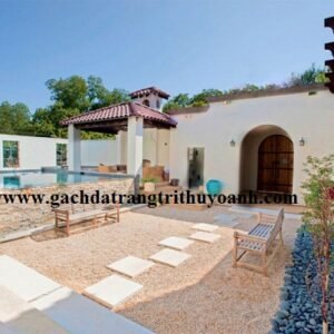 Sỏi đen tự nhiên tô điểm cho không gian xung quanh hồ bơi