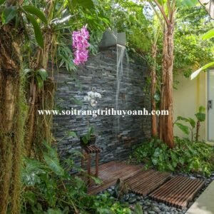 Phòng tắm ngoài trời trang trí sỏi đen tự nhiên mang đậm chất vùng quê, yên bình, thư thái