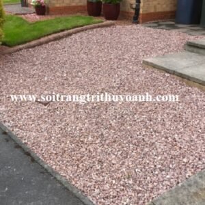 Cảnh quan sân vườn được tô điểm bằng sỏi hồng tự nhiên