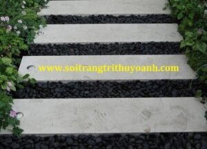 Lối đi sân vườn trang trí bằng sỏi đen bóng