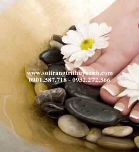 Thư thái hơn khi massage chân bằng sỏi đen bóng
