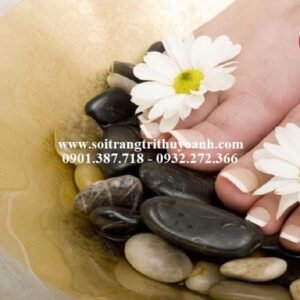 Thư thái hơn khi massage chân bằng sỏi đen bóng