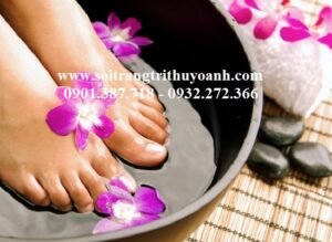Trị liệu massage chân bằng những viên sỏi bóng